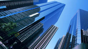 低角度觀看現代玻璃摩天大樓，背景是清澈的藍天。 — 卡達 壁紙