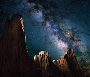 夜間在生動的銀河下的紅色岩層。 — 星空動畫 壁紙