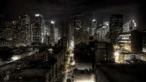 夜間城市景觀，高樓大廈和發光的窗戶。 — 最佳高畫質 壁紙