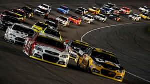 NASCAR賽車在明亮燈光下於夜間賽道上飛馳。 — F1 2019 壁紙