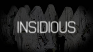 穿著污損白布的鬼魂，發光的「INSIDIOUS」字樣。 — 美學白 壁紙