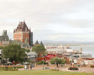 魁北克市天際線，Château Frontenac 和河流在陰天之下。 — 多倫多 壁紙