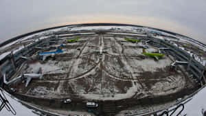 雪覆蓋的機場停機坪，停泊的飛機，黃昏時分。 — 日式海浪 壁紙
