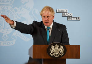 鮑里斯·強森在帶有「Build Back Better」標語的政府講台上發言。 — 高對比 壁紙