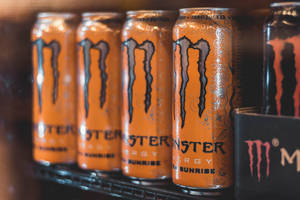 冰箱架上的一排橙色Monster Energy罐。 — Monster Energy 壁紙