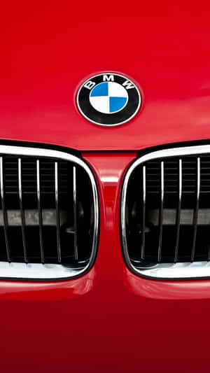 紅色BMW汽車前格柵和標誌的特寫。 — 9:16 壁紙