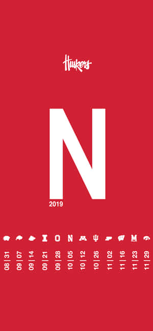 Nebraska Huskers 2019 日程日曆，紅色背景上有大型白色 N。 — iPhone 14 Pro Max 壁紙