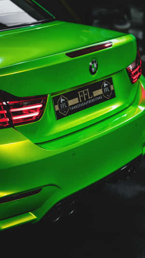 鮮綠色BMW跑車尾部，帶有定製FFL調校牌和發光尾燈。 — 9:16 壁紙