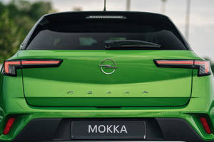 綠色Opel Mokka汽車尾部特寫，帶有尾燈和標誌。 — 好看汽車 壁紙
