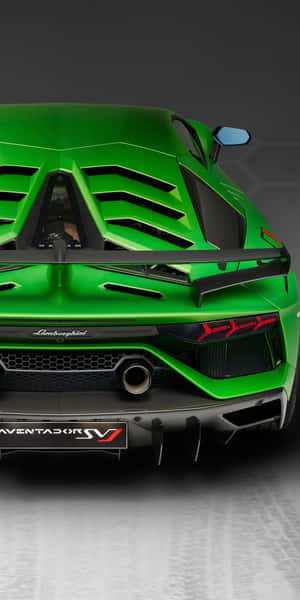 綠色藍寶堅尼Aventador SV7車尾，配有紅色尾燈和碳纖維細節。 — 18:9 壁紙