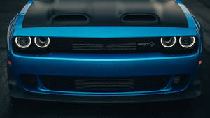 藍色 Dodge Challenger SRT 的前視圖，頭燈亮起。 — 道奇挑戰者 壁紙