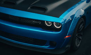 藍色 Dodge Challenger SRT 的特寫，帶有發光的頭燈。 — 霓虹藍動畫 壁紙