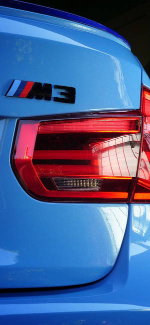 藍色BMW M3尾部徽章及尾燈的近距離特寫。 — 藍色美學電腦 壁紙