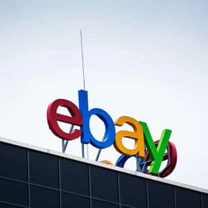 玻璃建築頂部的彩色eBay標誌 — eBay 壁紙