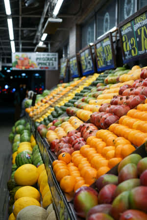 雜貨店走道中陳列的新鮮多彩水果。 — 小米平板 9 Pro 壁紙