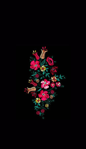刺繡花卉圖案，在黑色背景上呈現紅、粉紅和黃色花朵。
