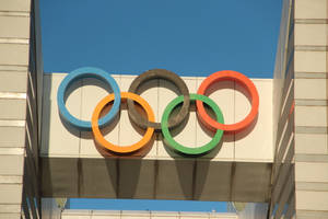 奧運五環安裝在現代建築上，在清澈的藍天下。 — 請回答1988 壁紙