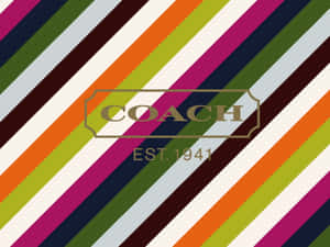 彩色對角線條背景，帶有 Coach 品牌標誌和成立年份。 — 教練 壁紙