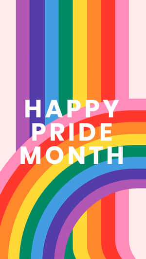 粗體文字 'HAPPY PRIDE MONTH' 位於粉紅色背景上的彎曲彩虹條紋上方。 — 慶祝 壁紙