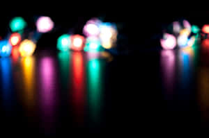 夜間在深色表面上反射的彩色模糊燈光。 — 夜空 壁紙