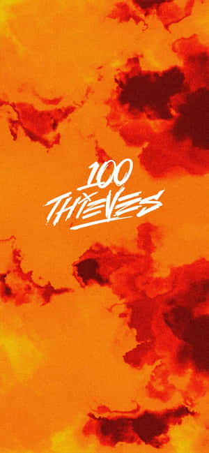 帶有白色 100 THIEVES 標誌的抽象火焰橙色和紅色背景。 — Pixel 8a 壁紙