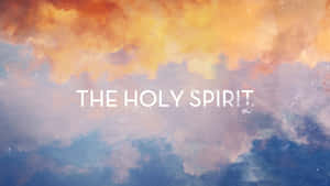 在色彩繽紛的多雲天空背景下，顯示「THE HOLY SPIRIT」的文字。 — 靈性美學 壁紙