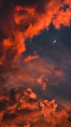 火紅的橙色雲朵在新月和閃爍的星星下飄移。 — 月光 壁紙