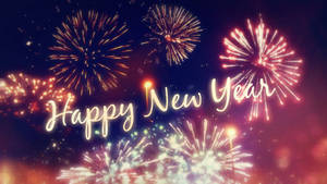 煙火在發光的Happy New Year文字上方綻放。 — 慶祝 壁紙