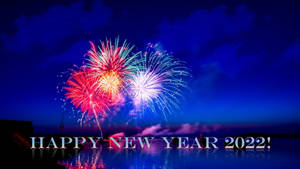 水上煙火表演，下方反射出「Happy New Year 2022!」文字。 — 新年快樂 2020 壁紙