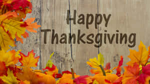 秋葉和南瓜環繞著一個寫著 Happy Thanksgiving 的木牌。 — 可愛感恩節 壁紙