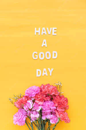 粉紅色和紅色康乃馨，帶有「Have a Good Day」文字，黃色背景 — Oppo Pad 壁紙