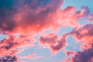 粉紅色和紫色雲彩在暮色天空中發光。 — 美學天空 壁紙