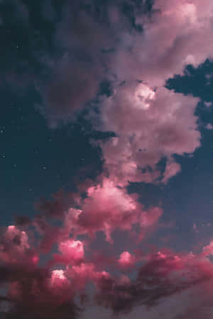 粉紅色雲朵在藍綠色調和閃爍星星的星空夜空中漂浮。 — 可愛 壁紙