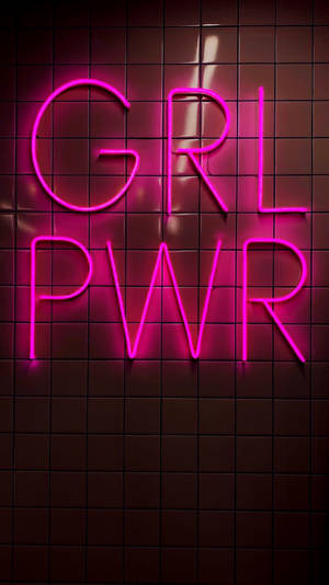 深色瓷磚牆上顯示 GRL PWR 的粉紅色霓虹燈標誌。 — 可愛又粉嫩 壁紙