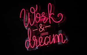 粉紅色霓虹燈牌寫著 Work & Dream，背景為深色。 — 夢幻 GIF 壁紙