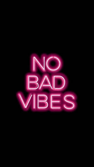 黑色背景上顯示「no bad vibes」的粉紅色霓虹燈牌 — 手機鎖定螢幕 壁紙