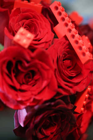 紅玫瑰與紅色LEGO積木混合在裝飾花束中。 — Oppo Pad 壁紙