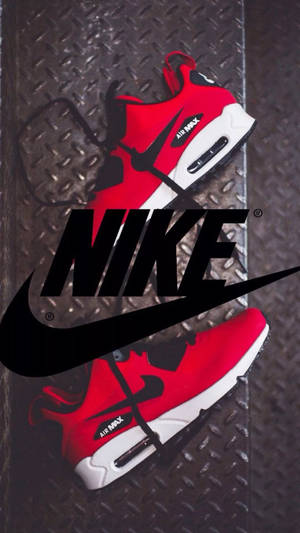 帶有紋理的金屬上的紅色Nike Air Max運動鞋，帶有大膽的黑色Nike標誌。 — 紅色美學 iPhone 壁紙