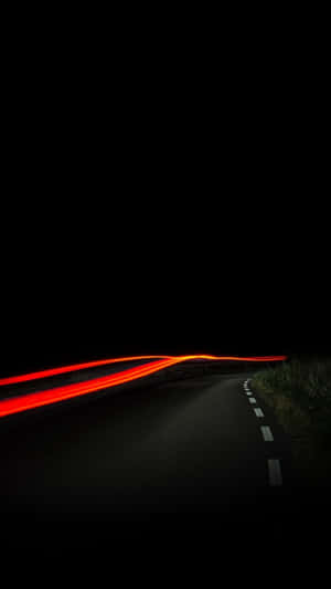 夜間黑暗蜿蜒道路上汽車的紅色光軌。 — 酷炫星系 壁紙