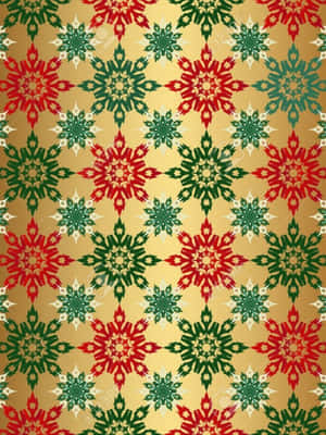 金色背景上紅綠雪花節日圖案 — 溫馨聖誕氛圍 壁紙