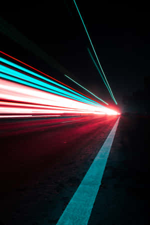 夜間高速公路，有來自移動車輛的紅色和青色光條。 — 小米平板 9 Pro 壁紙