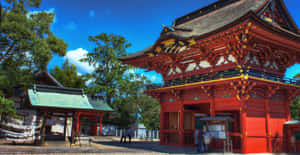 晴朗藍天下，紅色日本神社，木雕細節精緻。 — 鳥居 壁紙