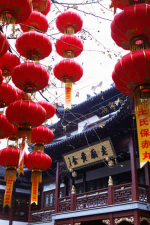 紅色燈籠掛在傳統中式寺廟上方，寺廟有精緻的木雕細節。 — 小米平板 8 Pro 壁紙