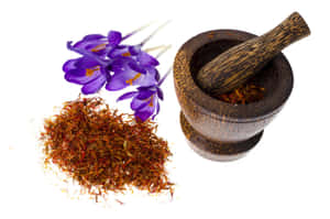 紫色番紅花和藏紅花絲，配以木製研缽和研杵，置於白色背景上。 — MacBook Pro M4 壁紙