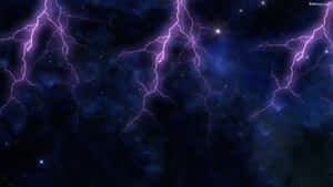 紫色閃電照亮了佈滿星星的宇宙天空和發光的星雲。 — 閃電 壁紙