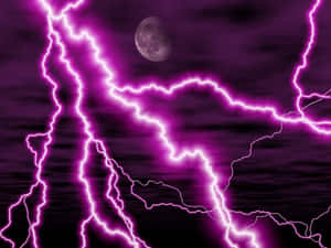 紫色閃電照亮了帶有新月的暴風雨夜空。 — 紫色夜空 壁紙