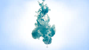 藍綠色墨水在柔和的藍色漸變背景下的水中旋轉。 — 美學深藍 壁紙