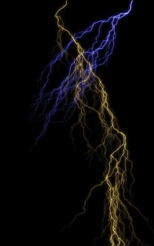 藍色和金色的閃電照亮夜空。 — 閃電麥坤 壁紙
