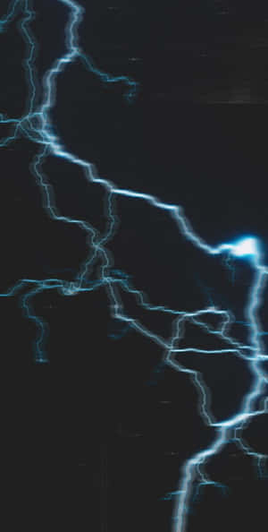 藍色閃電在暴風雨中劃過黑色天空。 — 閃電 壁紙
