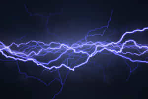 強烈的藍色閃電照亮了黑暗的暴風雨天空。 — 波浪 壁紙